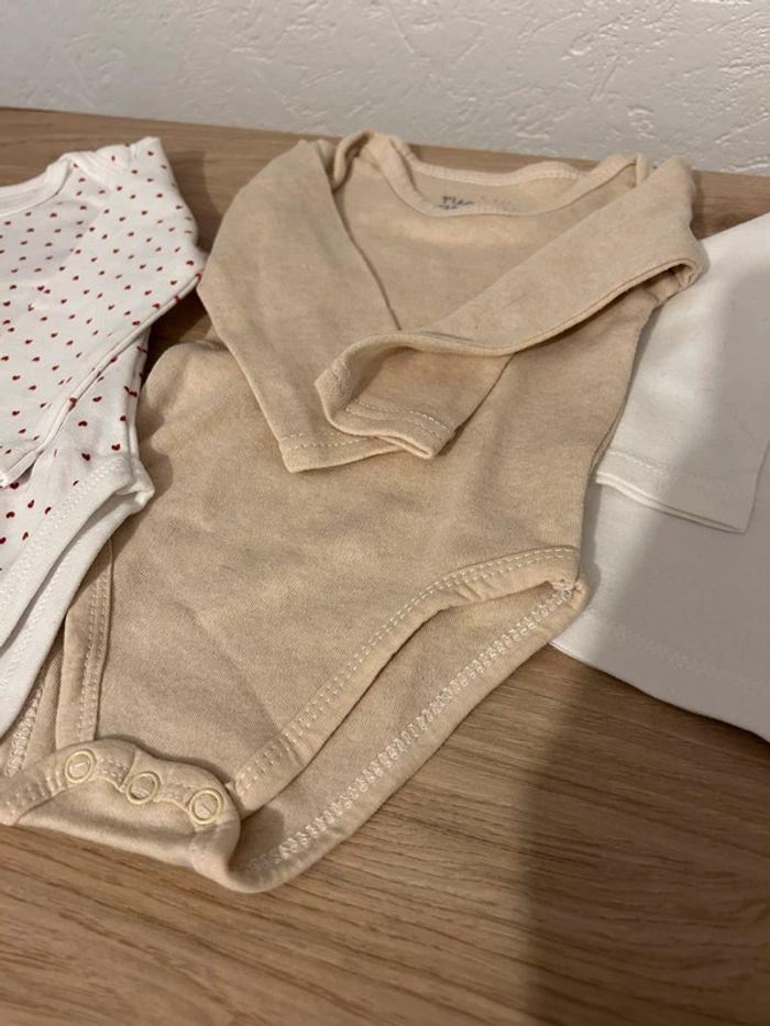 Lot de 2 bodys + 1 t-shirt mes petits cailloux taille 6 m - photo numéro 4