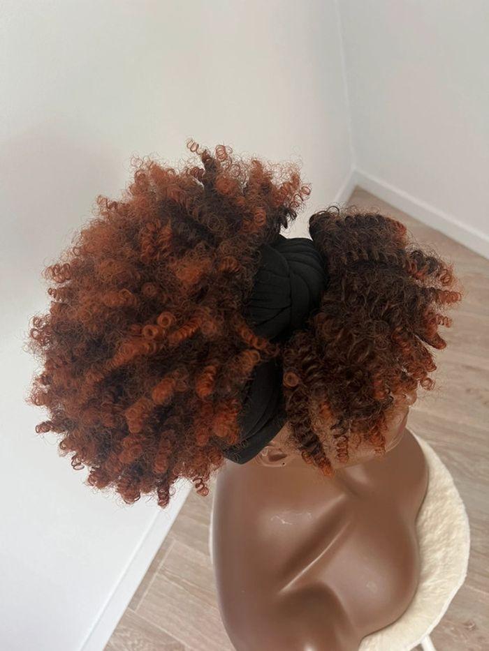 Perruque bandeau afro bouclée tendance - photo numéro 8