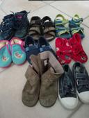 Lot taille 25 de 3 chaussons,  2 sandalettes, 2 chaussures hautes  et 1 tennis