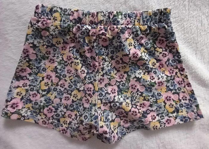 Short à fleurs, 2 ans - photo numéro 3