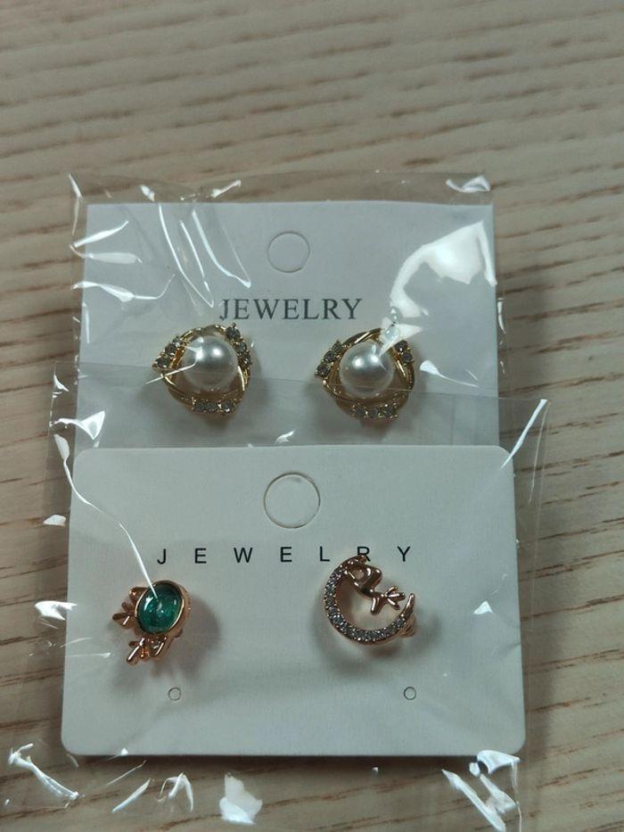 Lot de deux paires de boucles d'oreilles neuves