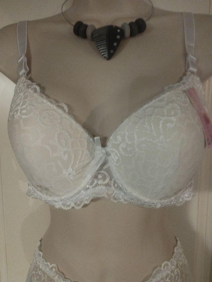 Ensemble de lingerie neuf avec armatures et rembourrage en 95C XL pour le shorty - photo numéro 2