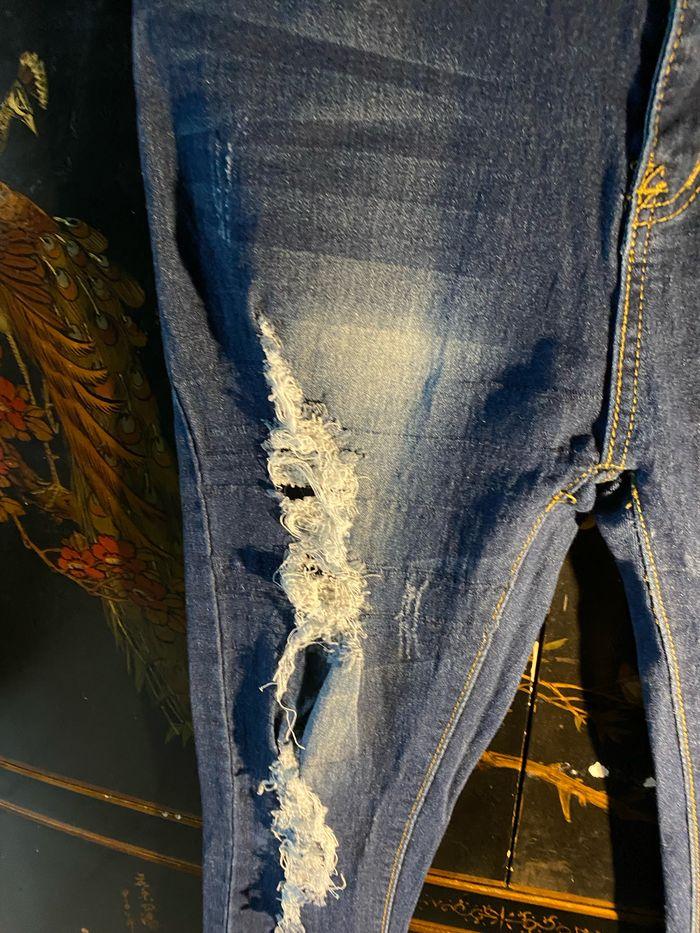 Jeans troué - photo numéro 3