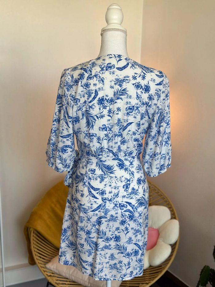 Jolie robe portefeuille Mango à motifs fleuris Jouy bleu clair taille S - photo numéro 4