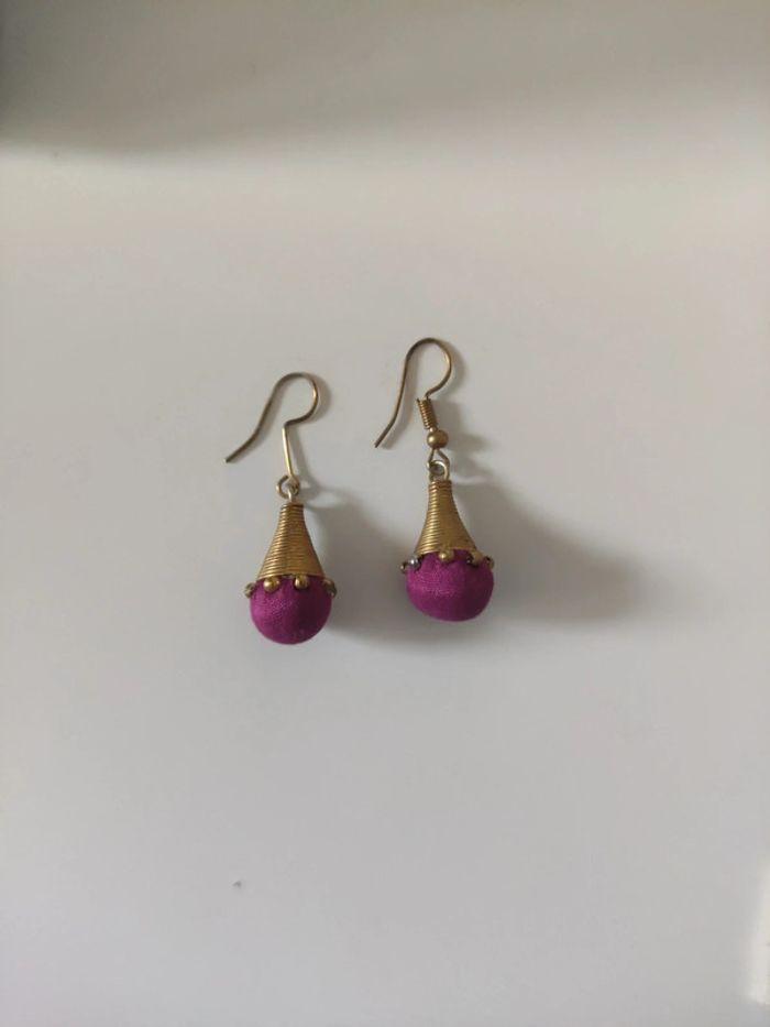 Boucle d'oreille indienne or et magenta - photo numéro 1