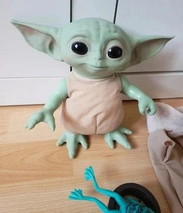 Bébé yoda animé avec ses accessoires - photo numéro 2