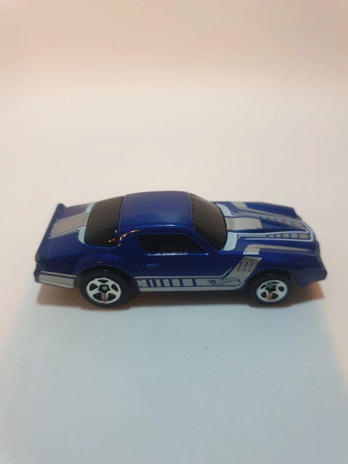 Hot Wheels 2017 Chevrolet Camaro Z28 1982 Bleu - 1/64 - photo numéro 6