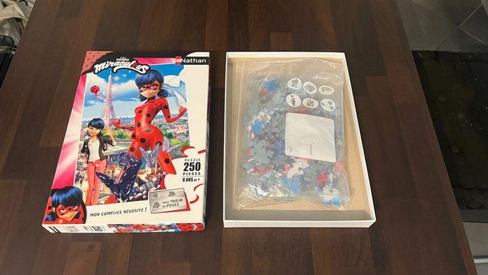 Puzzle Nathan 250 pièces  miraculous ladybug en parfait état , complet . 8 ans et + . - photo numéro 4