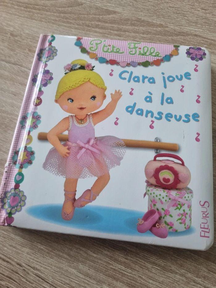 Livre P'tite fille - Clara joue à la danseuse - photo numéro 1