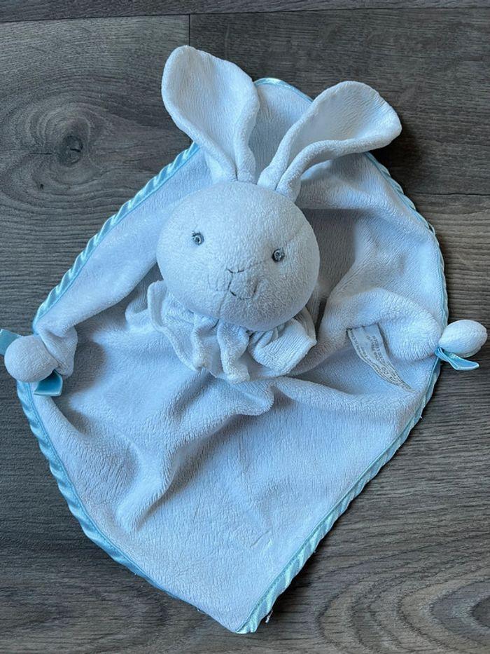 Très beau doudou lapin blanc satin bleu Anna club push - photo numéro 3