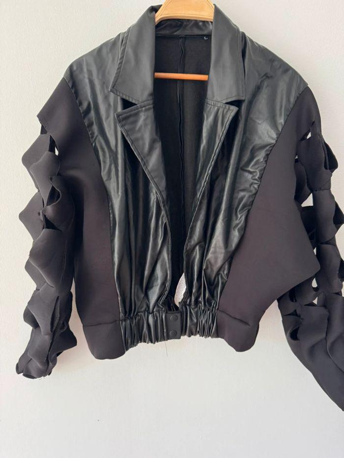 Veste unique en cuir synthétique et manches ajourées - photo numéro 7