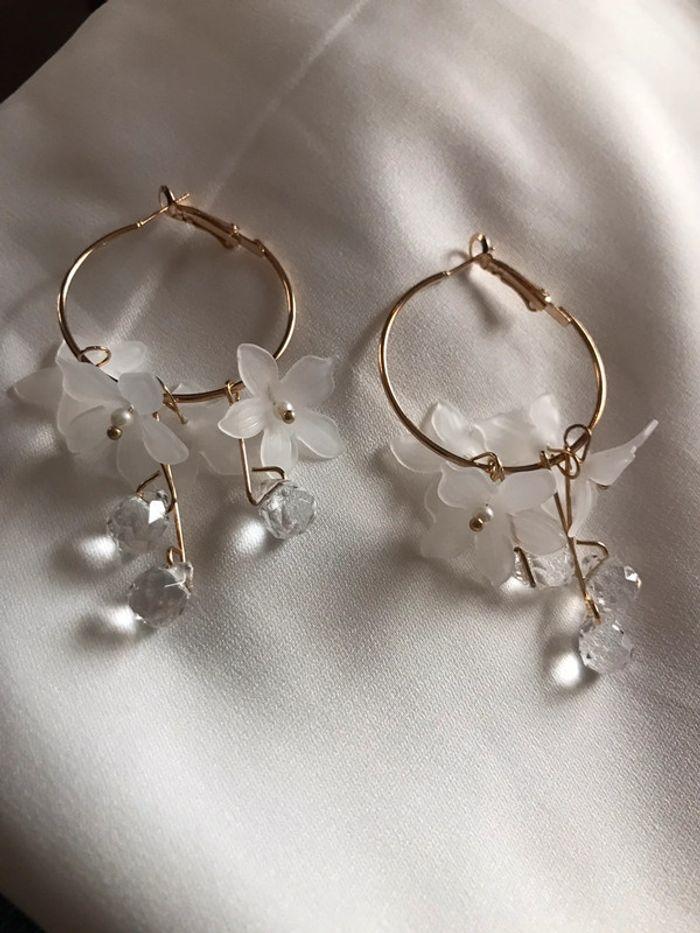 Magnifique paire de boucles d’oreilles anneaux avec fleurs et goûtes - photo numéro 1