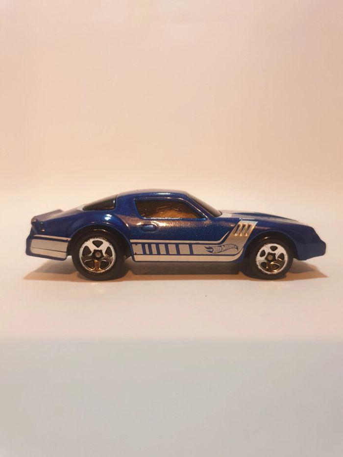 Hot Wheels 2017 Chevrolet Camaro Z28 1982 Bleu - 1/64 - photo numéro 5