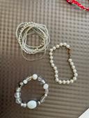 Lot bracelets blanc, 2 colliers et 1 paire de boucles d’oreilles