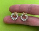 Magnifique paire de boucles d'oreilles noeud chic, strass et perles blanches en alliage doré