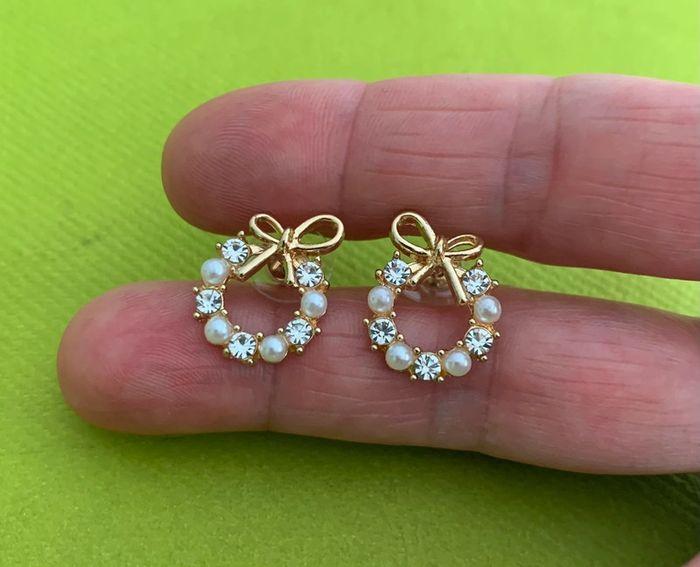 Magnifique paire de boucles d'oreilles noeud chic, strass et perles blanches en alliage doré - photo numéro 1