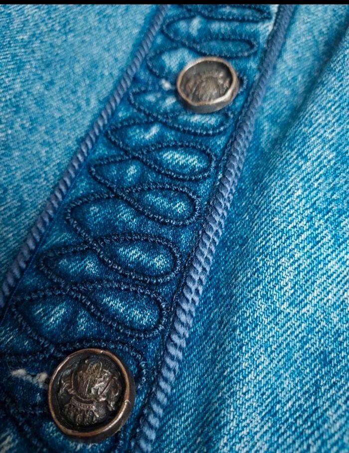 Veste en jean épaisse avec joli détail broderies - photo numéro 3