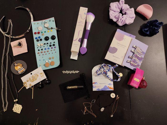 Lot bijoux produits de beauté et accessoires - photo numéro 1