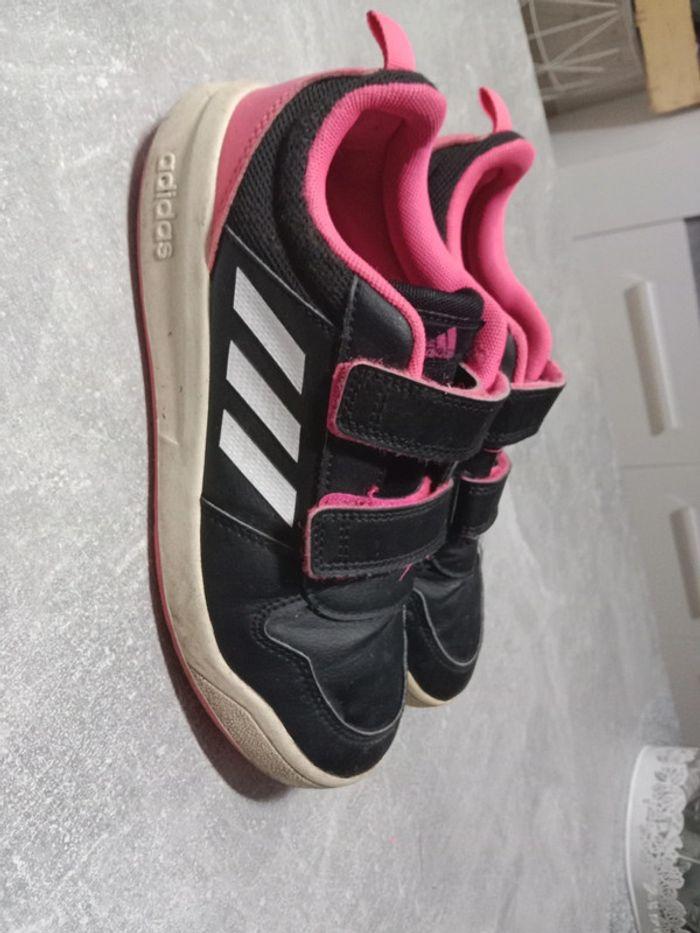 Chaussure adidas taille 34 petite fille - photo numéro 1