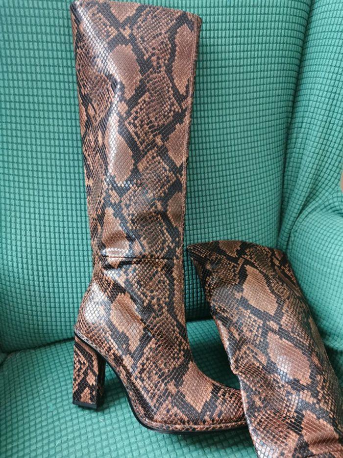 Bottes marron Zara en cuir vegan motif serpent - photo numéro 3