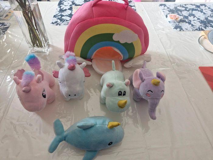 Sac peluche arc en ciel avec 5 peluches licornes - photo numéro 1