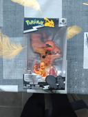 Figurine pokémon avec salameche et kraknoix