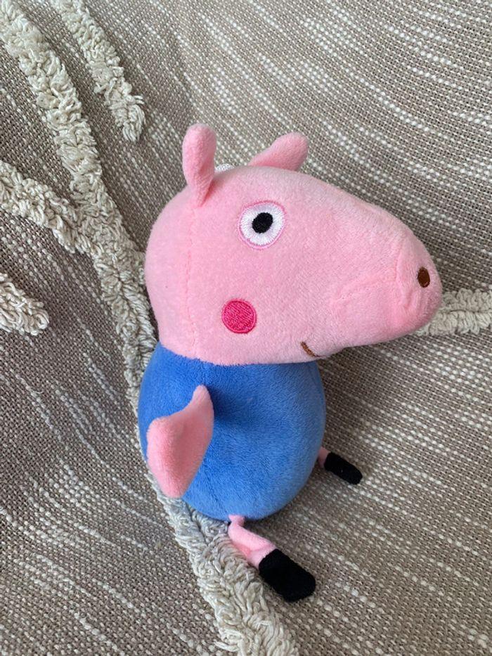 Peluche doudou 21cm Peppa Pig george petit frère cochon rose et bleu très bon état - photo numéro 2