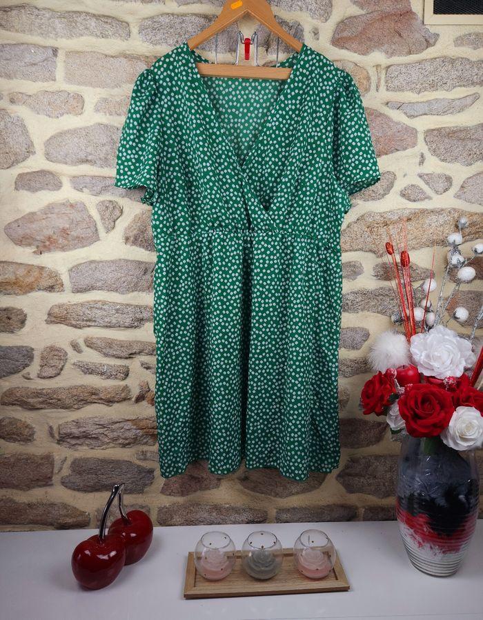 Robe manches bouffantes verte et blanc Femme Taille 54 marque PrettyLittlething 🛍 - photo numéro 1