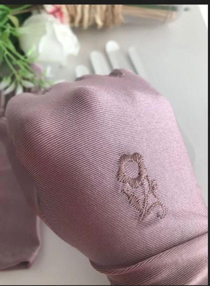 Paire de gants tactiles petite fleur brodée vieux rose🌸 - photo numéro 5