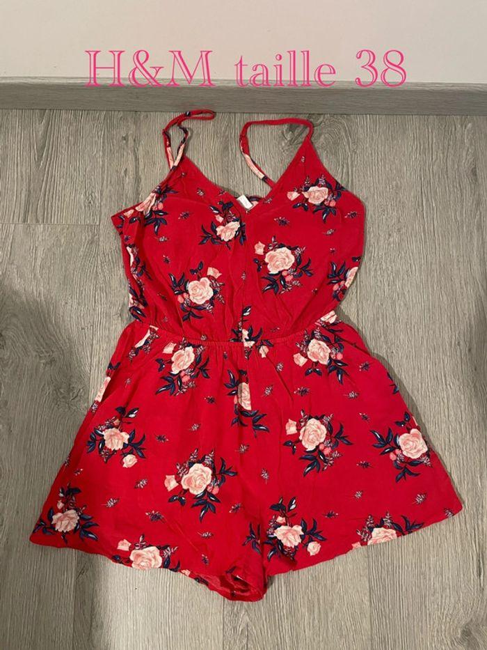 Combinaison short Combishort à bretelles rouge à fleurs H&M taille 38 - photo numéro 1