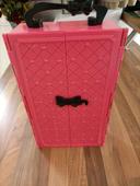 Valisette armoire de barbie + quelques vêtements