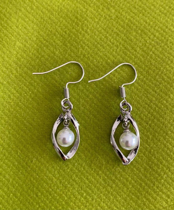 Très belle paire de boucles d’oreilles pendantes perle blanche en alliage de zinc argenté - photo numéro 4