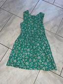 Robe verte kiabi avec fleurs blanche et ouverture dans le dos 5 ans