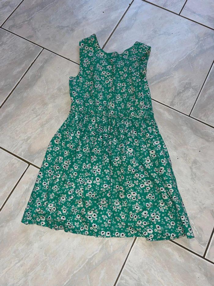 Robe verte kiabi avec fleurs blanche et ouverture dans le dos 5 ans - photo numéro 1