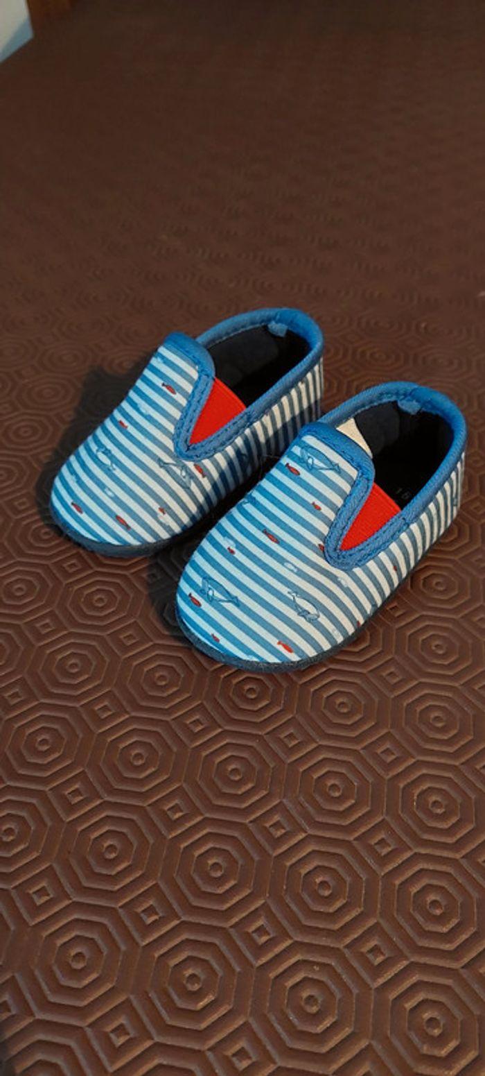 Jolis chaussons bébé mixte neufs taille 18 bleu rayé motifs baleines et poissons - photo numéro 2