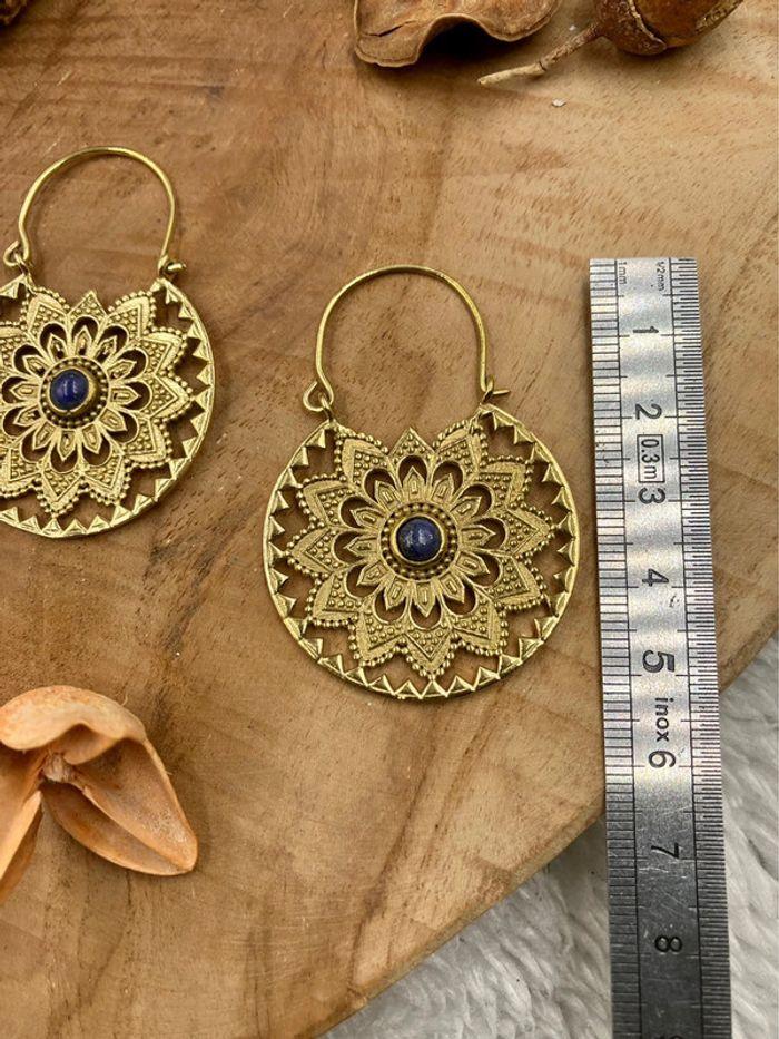 Boucles d’oreilles créoles en laiton Indien avec pierres de Lapis Lazuli - photo numéro 4