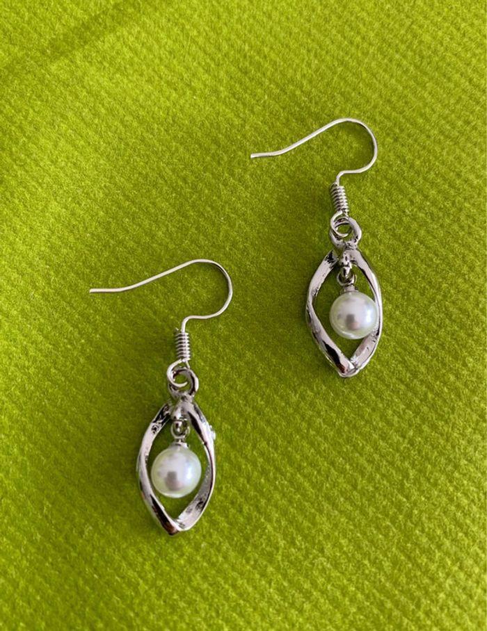 Très belle paire de boucles d’oreilles pendantes perle blanche en alliage de zinc argenté - photo numéro 2