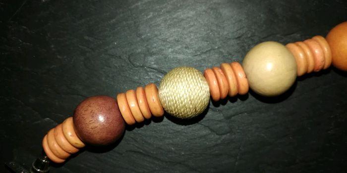 Collier ras le cou orangé en bois - photo numéro 2