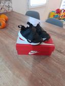 Baskets Nike taille 22