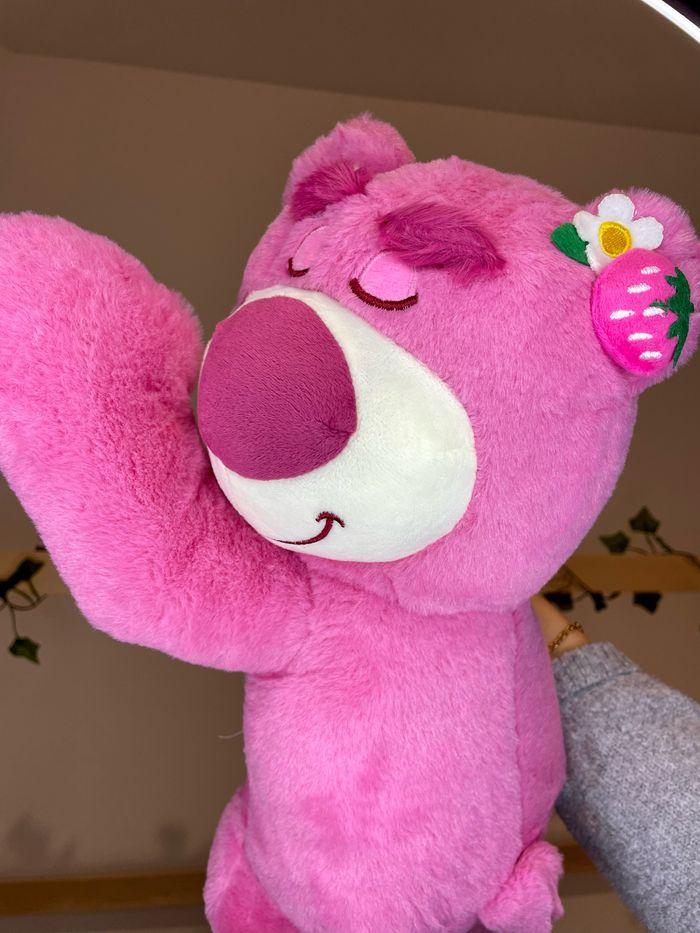 Peluche Lotso Toy Story, l’ours a la fraise endormi grande taille - photo numéro 5