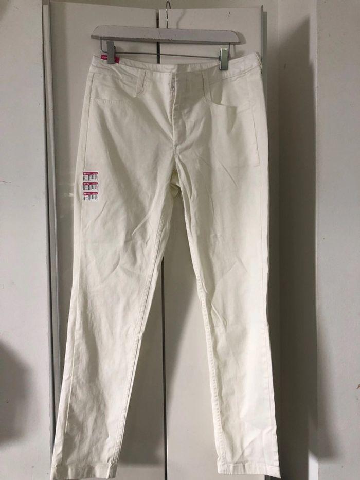 Pantalon  neuf . Taille 42 - photo numéro 1