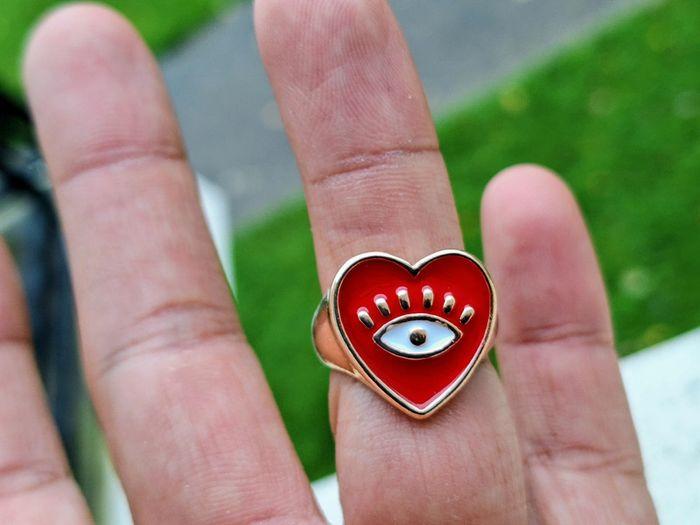 Bague chevalière créatrice dorée en forme de cœur Rouge laqué, orné d'un motif œil - photo numéro 5