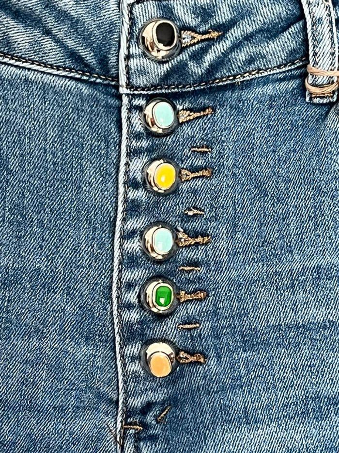 Jeans boutons colorés - photo numéro 2