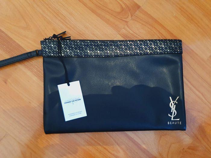 Pochette "Yves Saint Laurent" Noire neuve avec étiquette. - photo numéro 1