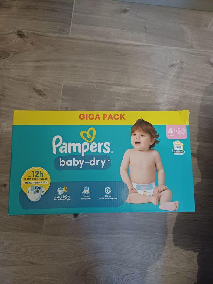 140 Couches pampers taille 4 +