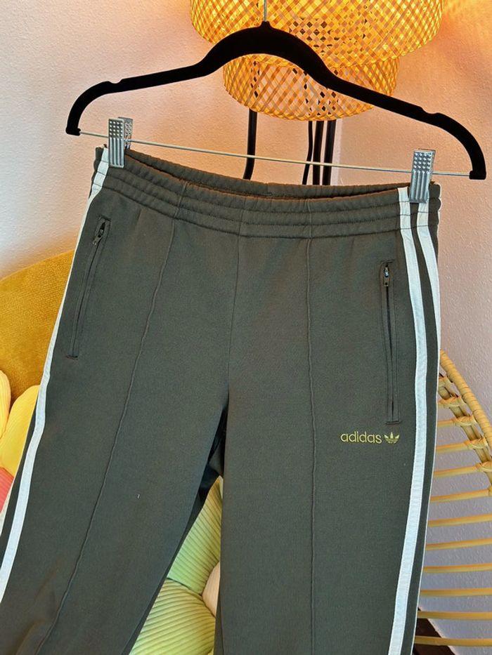 Pantalon Adidas jogging kaki, taille XS, jambes évasées - photo numéro 4