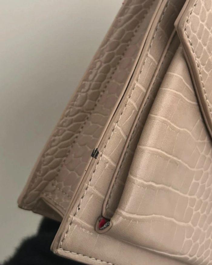 Sac à main bandoulières à chaîne beige croco - photo numéro 7