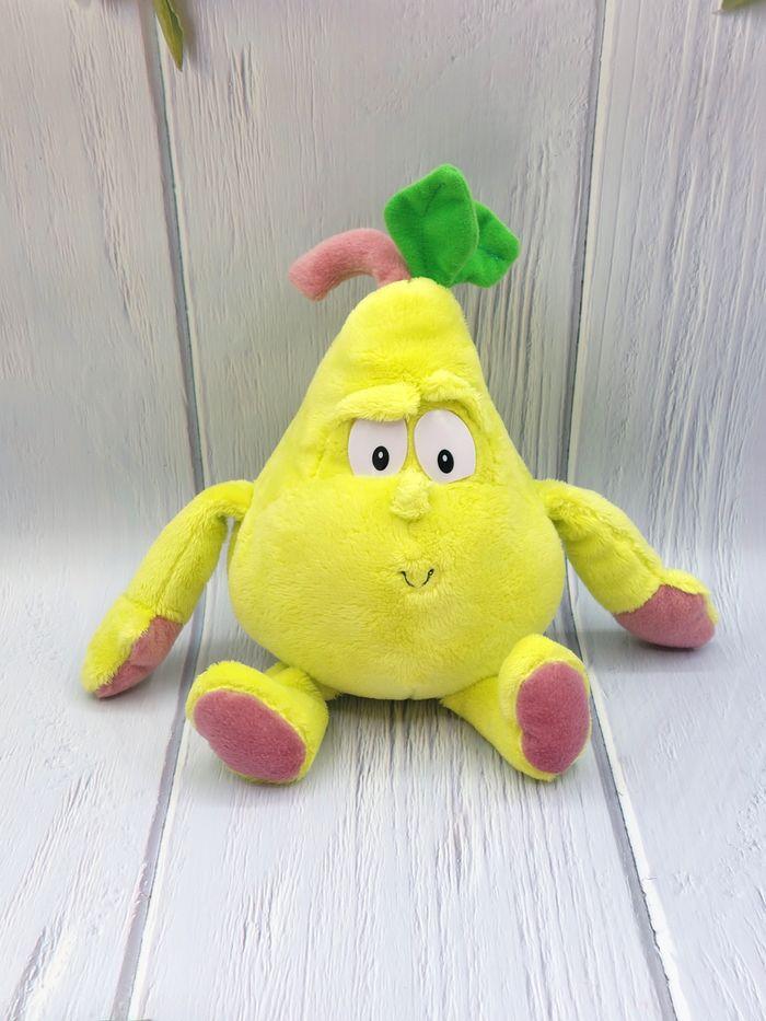 Peluche doudou fruit poire vert jaune mauve GOODNESS GANG TCC global 22 cm assis - photo numéro 1