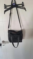 Sac à main noir avec multiples poches