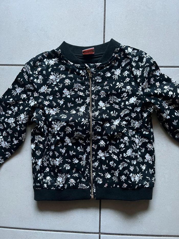 Veste tape à l œil noire à fleurs - photo numéro 1